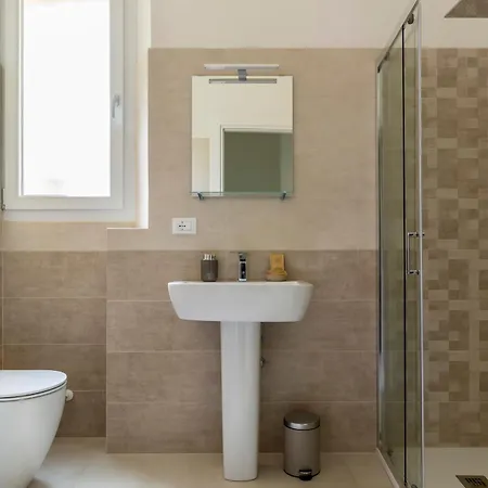 Amos - 5 Minutes From Piazza Maggiore