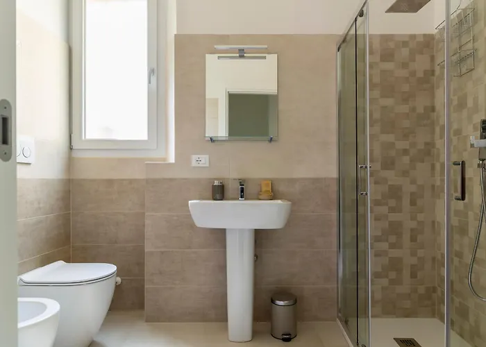 Amos - 5 Minutes From Piazza Maggiore